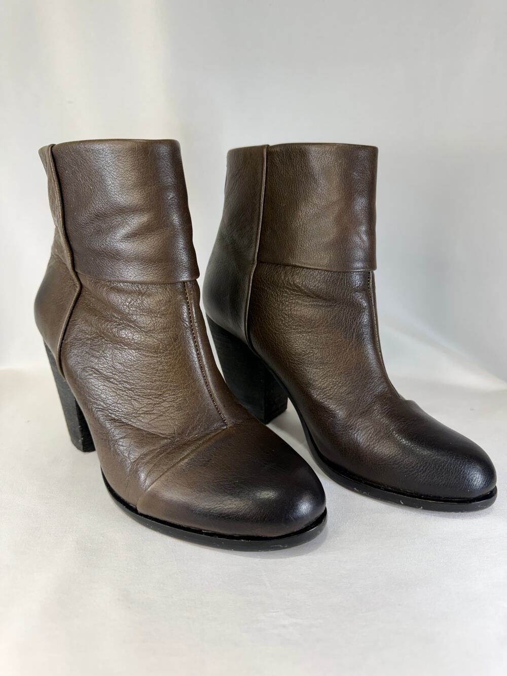 Vince Camuto Women’s Brown Leather Ankle Boots Rear Zip Block Heel Size 6.5